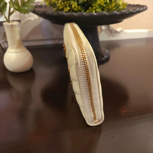 π€β€οΈβπ₯πAuthentic pre-owned Yves Saint Laurent Chevron zip around wallet! π€π - Picture 6 of 9